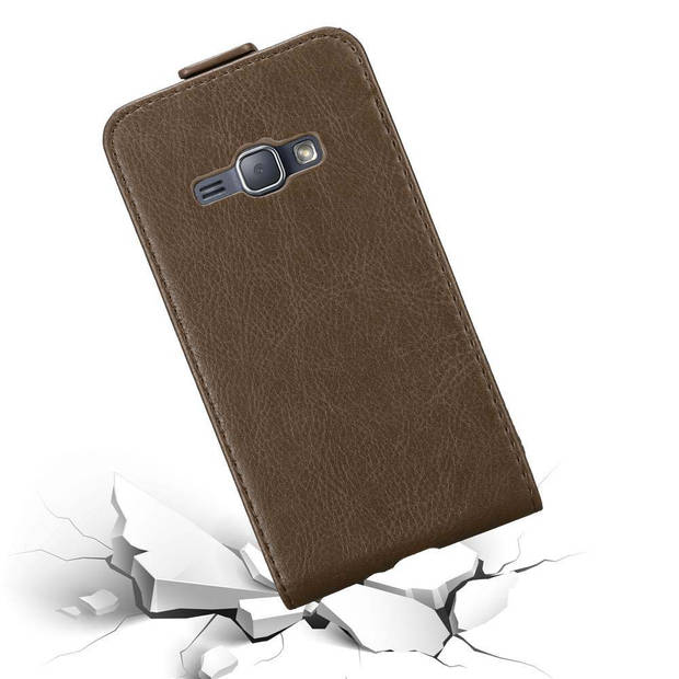 Cadorabo Hoesje geschikt voor Samsung Galaxy J1 2016 in KOFFIE BRUIN - Beschermhoes Flip Case Cover magnetische sluiting