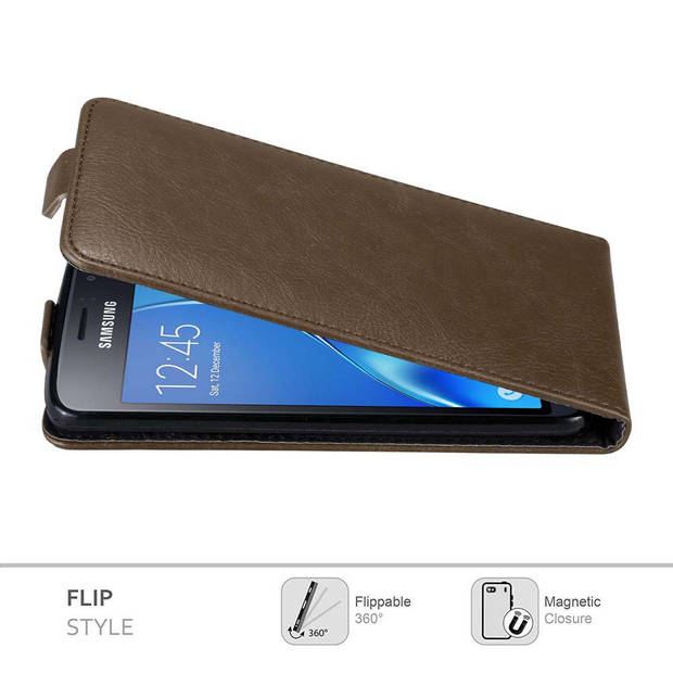 Cadorabo Hoesje geschikt voor Samsung Galaxy J1 2016 in KOFFIE BRUIN - Beschermhoes Flip Case Cover magnetische sluiting
