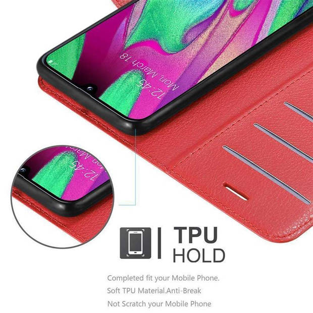 Cadorabo Hoesje geschikt voor Samsung Galaxy A40 in KARMIJN ROOD - Beschermhoes Cover magnetische sluiting Case