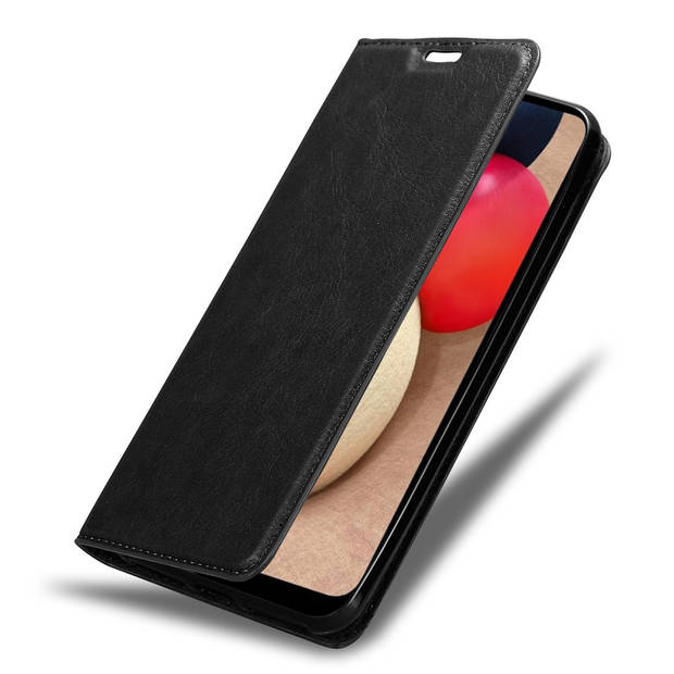 Cadorabo Hoesje geschikt voor Samsung Galaxy A02s in ZWARTE NACHT - Beschermhoes Case magnetische sluiting Cover