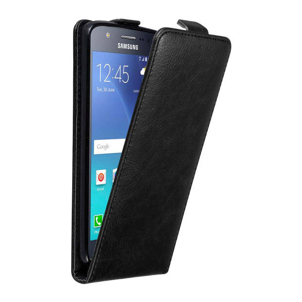 Cadorabo Hoesje geschikt voor Samsung Galaxy J5 2015 in ZWARTE NACHT - Beschermhoes Flip Case Cover magnetische sluiting