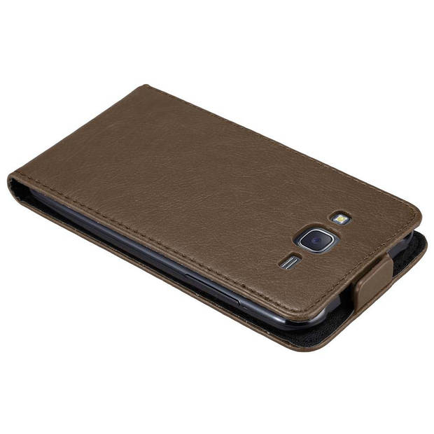 Cadorabo Hoesje geschikt voor Samsung Galaxy J5 2015 in KOFFIE BRUIN - Beschermhoes Flip Case Cover magnetische sluiting