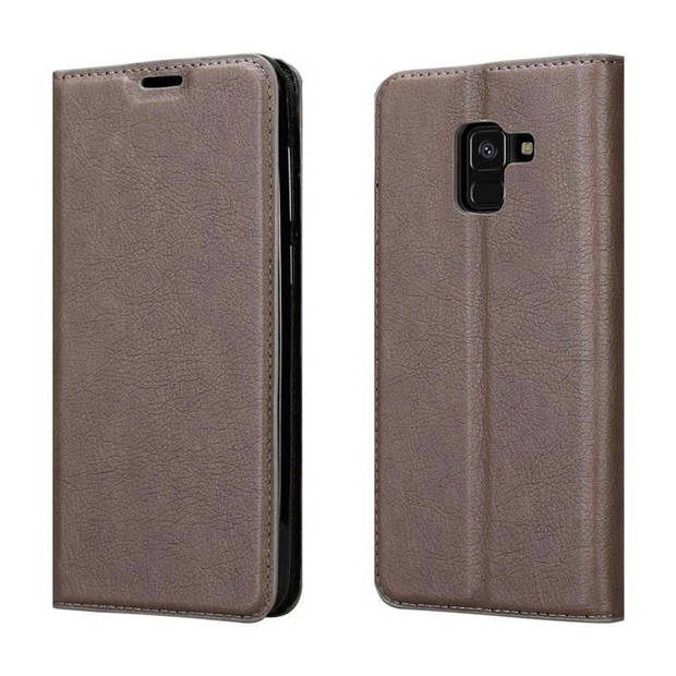 Cadorabo Hoesje geschikt voor Samsung Galaxy A8 2018 in KOFFIE BRUIN - Beschermhoes Case magnetische sluiting Cover