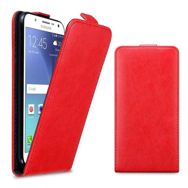 Cadorabo Hoesje geschikt voor Samsung Galaxy J7 2015 in APPEL ROOD - Beschermhoes Flip Case Cover magnetische sluiting