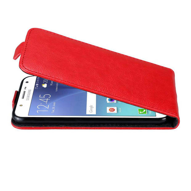 Cadorabo Hoesje geschikt voor Samsung Galaxy J7 2015 in APPEL ROOD - Beschermhoes Flip Case Cover magnetische sluiting