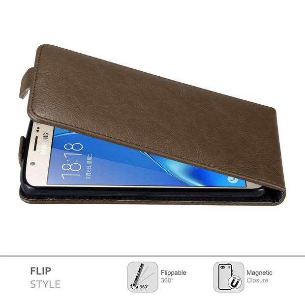 Cadorabo Hoesje geschikt voor Samsung Galaxy J7 2016 in KOFFIE BRUIN - Beschermhoes Flip Case Cover magnetische sluiting