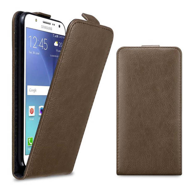 Cadorabo Hoesje geschikt voor Samsung Galaxy J7 2015 in KOFFIE BRUIN - Beschermhoes Flip Case Cover magnetische sluiting