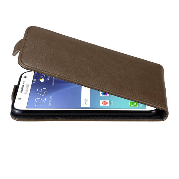 Cadorabo Hoesje geschikt voor Samsung Galaxy J7 2015 in KOFFIE BRUIN - Beschermhoes Flip Case Cover magnetische sluiting