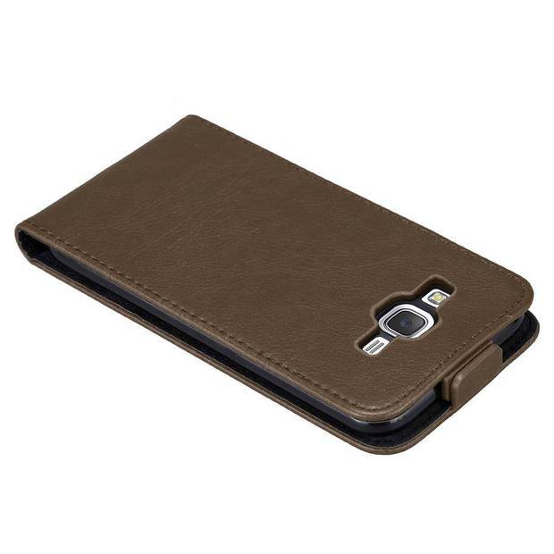 Cadorabo Hoesje geschikt voor Samsung Galaxy J7 2015 in KOFFIE BRUIN - Beschermhoes Flip Case Cover magnetische sluiting