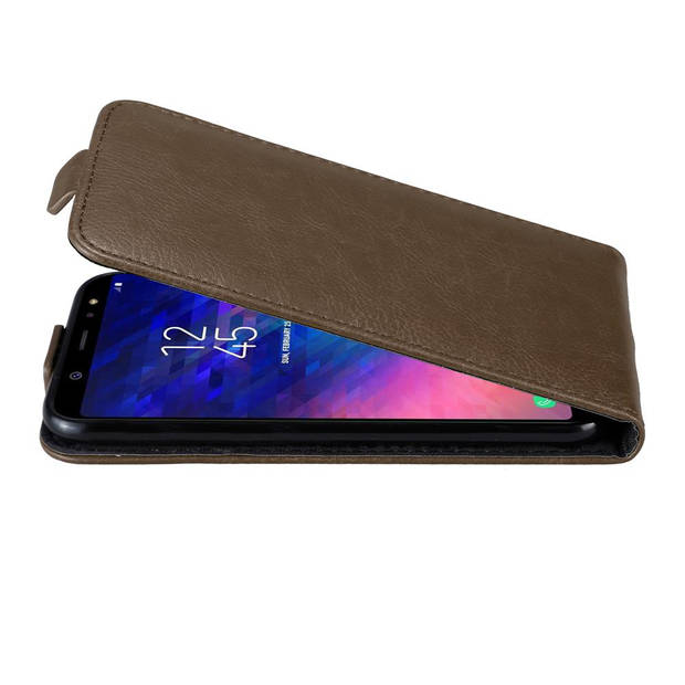 Cadorabo Hoesje geschikt voor Samsung Galaxy A6 PLUS 2018 in KOFFIE BRUIN - Beschermhoes Flip Case Cover magnetische