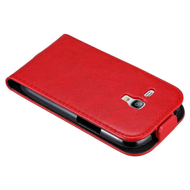 Cadorabo Hoesje geschikt voor Samsung Galaxy S3 MINI in APPEL ROOD - Beschermhoes Flip Case Cover magnetische sluiting