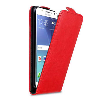 Cadorabo Hoesje geschikt voor Samsung Galaxy J7 2015 in APPEL ROOD - Beschermhoes Flip Case Cover magnetische sluiting