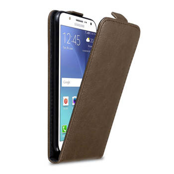 Cadorabo Hoesje geschikt voor Samsung Galaxy J7 2015 in KOFFIE BRUIN - Beschermhoes Flip Case Cover magnetische sluiting