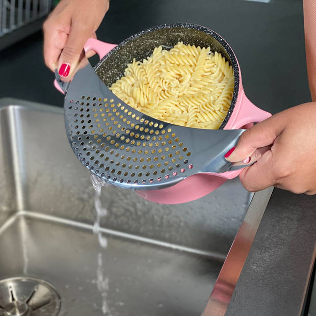 Intirilife halvemaanvormige zeef - rvs platte pastazeef, handig afgietgereedschap voor potten en kommen tot 26 cm