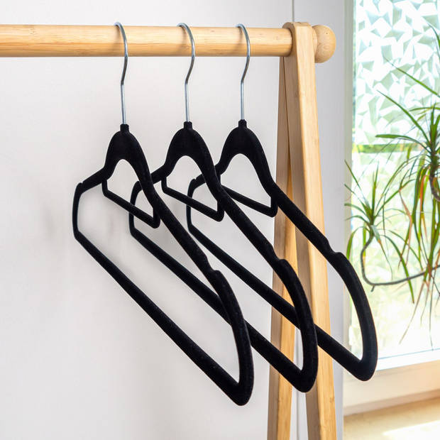 Intirilife ruimtebesparende kleerhangers 50x velvet zwart gemaakt van kunststof met roestvrijstalen haken