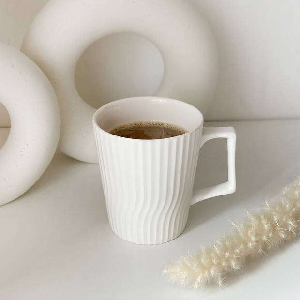 Intirilife 4x koffiekop in wit een inhoud van 400 ml - 12.5 x 7.1 / 9.4 x 10.5 cm - theekopje mok met geribbeld patroon