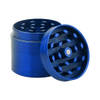 Intirilife grinder in metallic blauw – 4-delige keukencrusher van metaal voor het malen en versnipperen van kruiden