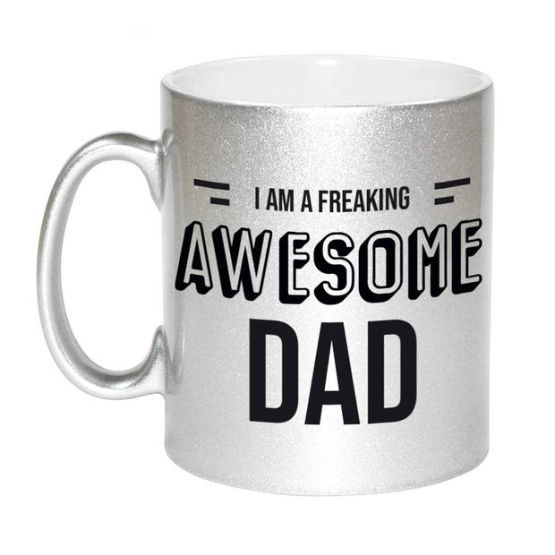 Cadeau mok / beker zilver - I am a freaking awesome dad - papa / vader - verjaardag / Vaderdag - feest mokken