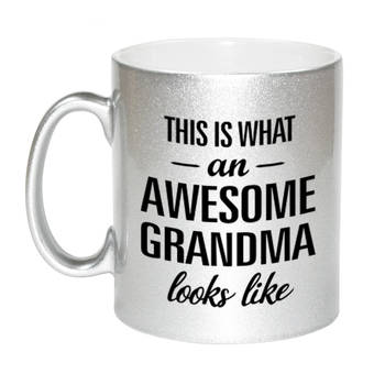 Awesome grandma / oma zilveren cadeau mok / verjaardag beker 330 ml - feest mokken