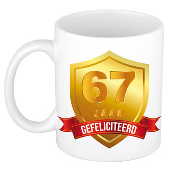 Gefeliciteerd 67 jaar jubileum/ verjaardag mok met gouden schild - feest mokken