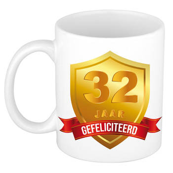 Gefeliciteerd 32 jaar jubileum/ verjaardag mok met gouden schild - feest mokken