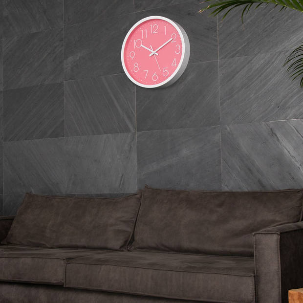 Intirilife wandklok in wit - roze met 30,5 cm diameter - praktische tijdweergave chronometer stijlvol voor elke kamer