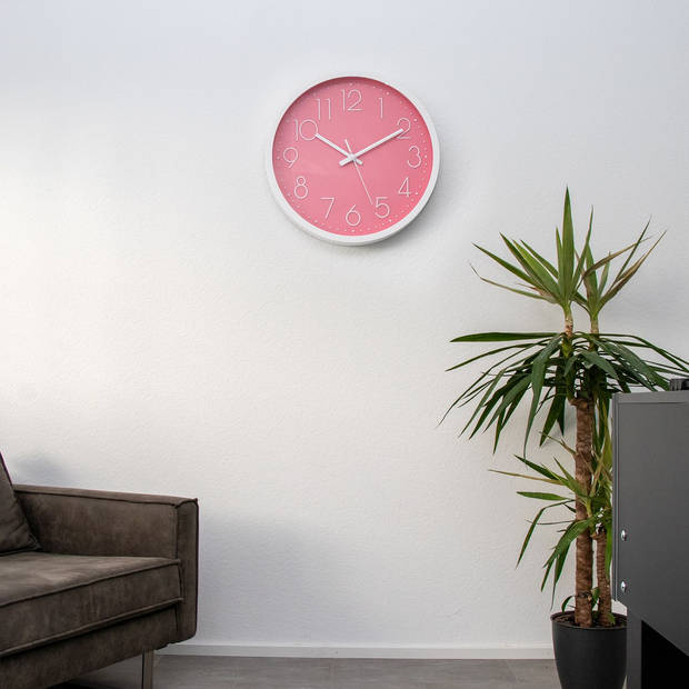 Intirilife wandklok in wit - roze met 30,5 cm diameter - praktische tijdweergave chronometer stijlvol voor elke kamer