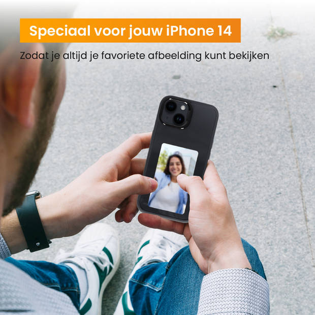 R2B Foto Hoesje geschikt voor iPhone 14 - Incl. Screenprotector - E-ink Telefoonhoesje met eigen foto incl. App - Zwart