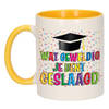 Bellatio Decorations Geslaagd cadeau mok - geel - Geweldig Geslaagd - Ca. 300 ml - feest mokken