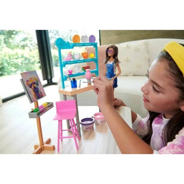 Barbie Well-being Art Workshop Box, Creëren en ontspannen, met pop, boetseerklei en accessoires, HCM85